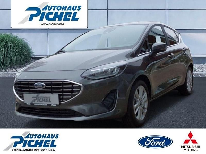Grau(metallic) Gebraucht 2023 Ford Fiesta Titanium Kleinwagen | 17.890 € (Fairer Preis) - Bild 1/4