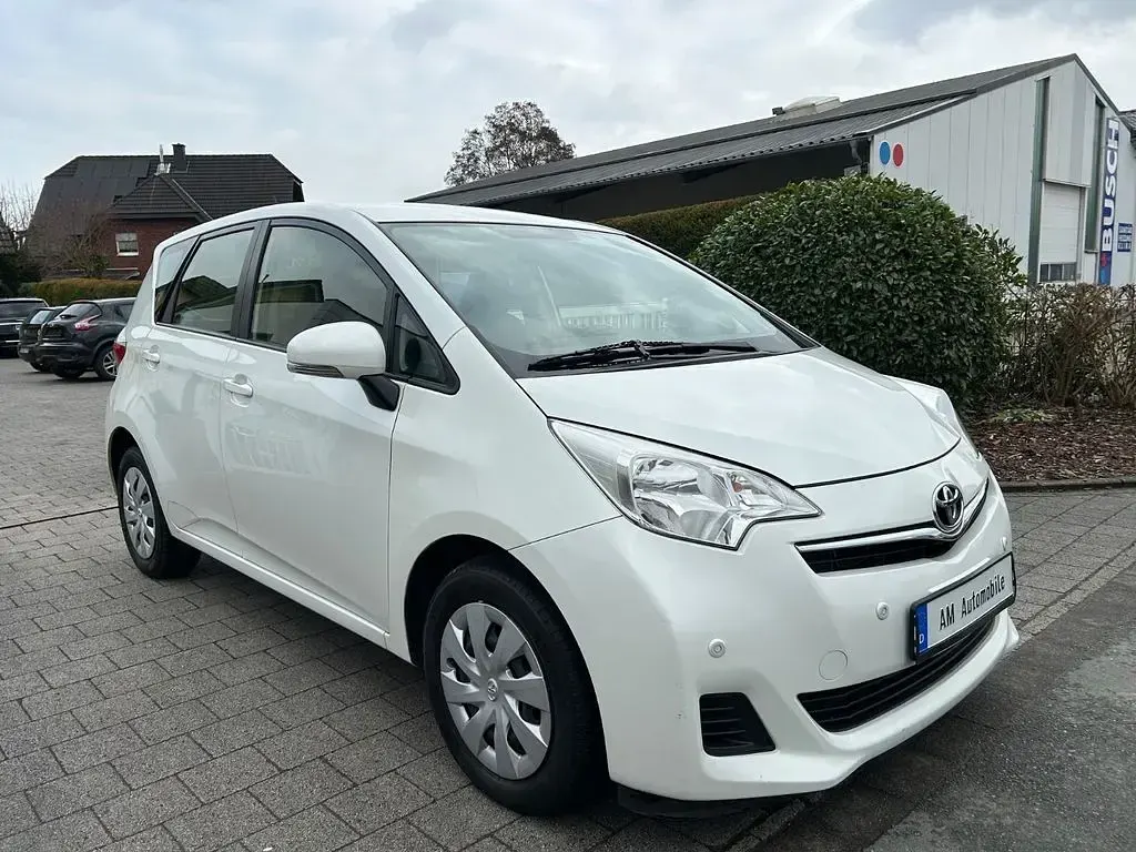 Gebraucht Toyota Verso Life 99 PS (72 kW) 2013 Weiß Van / Kleinbus