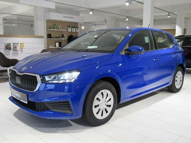 Energyblau uni Gebraucht 2024 Skoda Fabia Essence Kleinwagen | 17.990 € (Fairer Preis) - Bild 1/4
