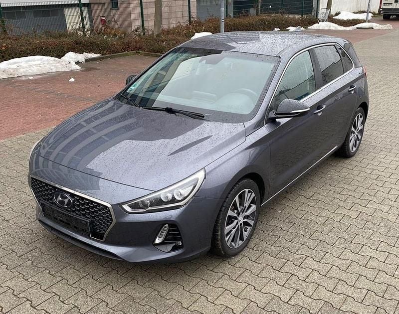 Grau Gebraucht 2017 Hyundai i30 Limousine | 10.490 € (Fairer Preis) - Bild 1/4