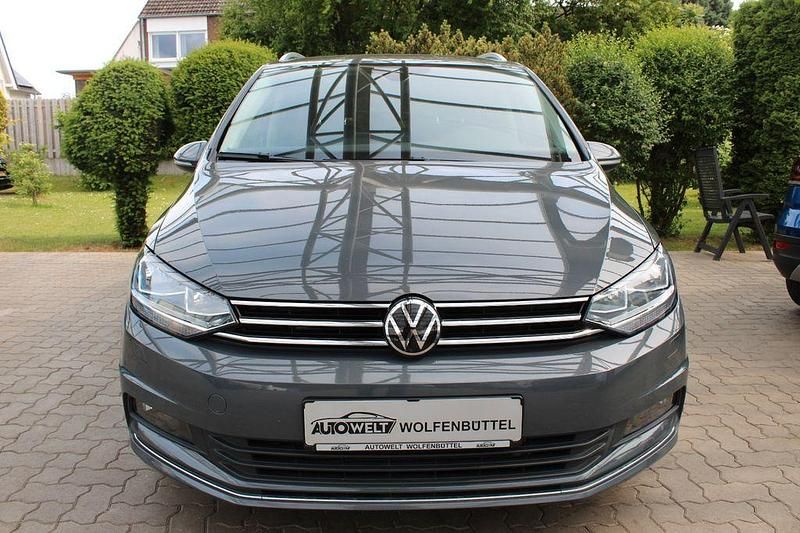 Grau Gebraucht 2023 VW Touran Highline Van / Kleinbus | 26.990 € (Superpreis) - Bild 1/4