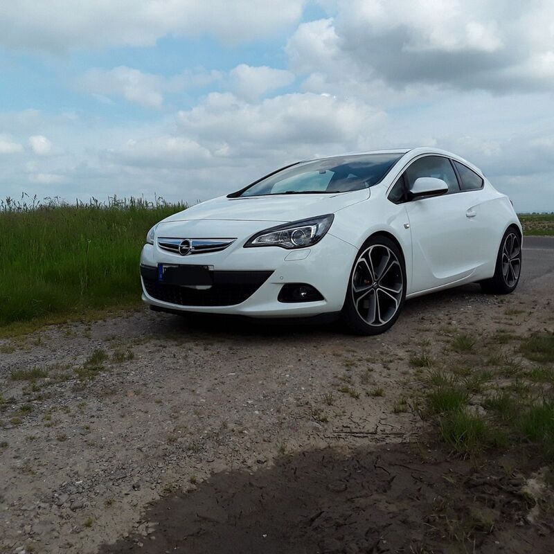 Weiß Gebraucht 2011 Opel Astra GTC Innovation Limousine | 12.690 € - Bild 1/4