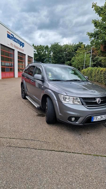 Grau Gebraucht 2011 Fiat Freemont SUV | 6.550 € (Fairer Preis) - Bild 1/4