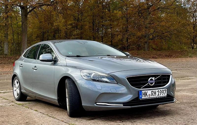 Grau Gebraucht 2016 Volvo V40 Momentum Limousine | 11.000 € (Fairer Preis) - Bild 1/4
