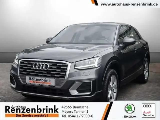 Grau (daytonagrau perleffekt) Gebraucht 2018 Audi Q2 Sport SUV | 18.247 € (Fairer Preis) - Bild 1/4
