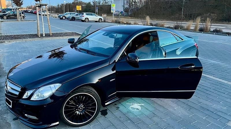 Gebraucht Mercedes E200 184 PS (135 kW) 2012 Schwarz Coupé