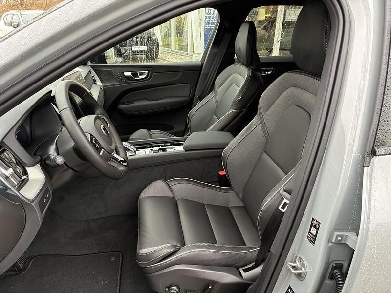 Neu Volvo XC60 Plus 253 PS (186 kW) 2026 Grau SUV
