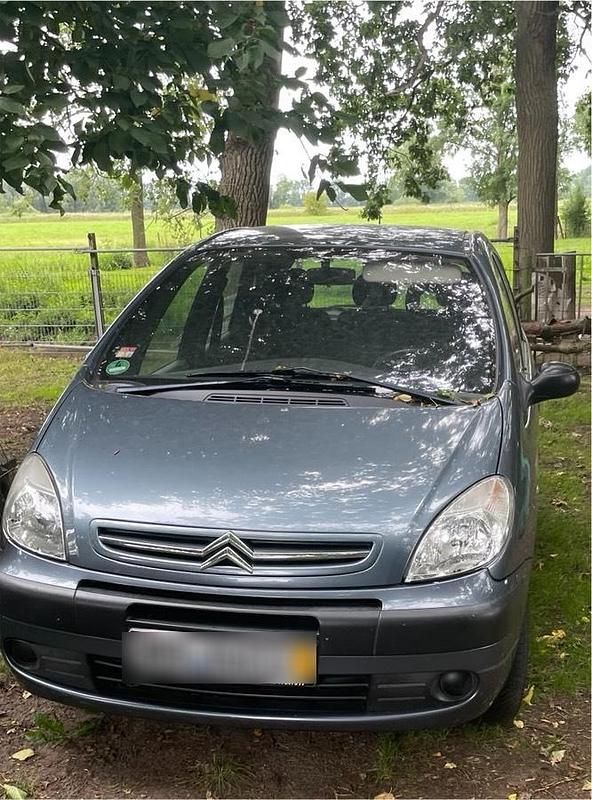 Grau Gebraucht 2003 Citroën Xsara Picasso Van / Kleinbus | 1.099 € (Etwas zu teuer) - Bild 1/4