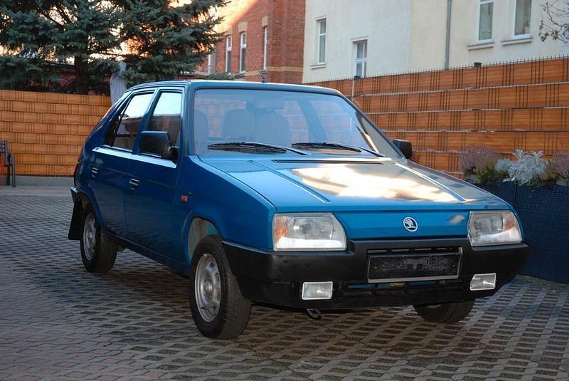 Blau Gebraucht 1991 Skoda Favorit Limousine | 2.989 € - Bild 1/4