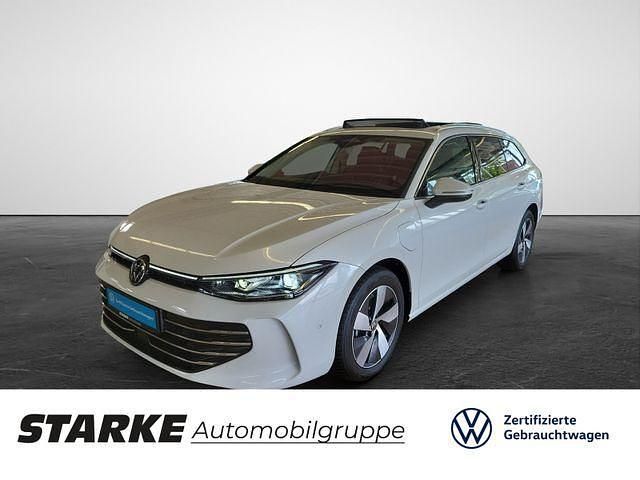 Silber (oyster silver metallic) Gebraucht 2024 VW Passat Elegance Kombi | 43.440 € (Guter Preis) - Bild 1/4