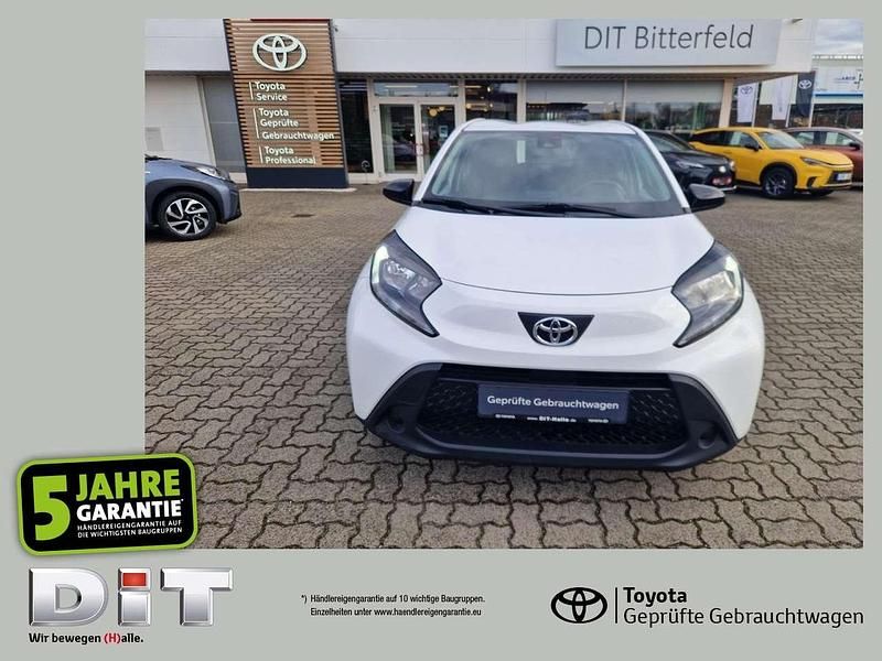 Schneeweiß Gebraucht 2022 Toyota Aygo Play Kleinwagen | 10.390 € (Guter Preis) - Bild 1/4