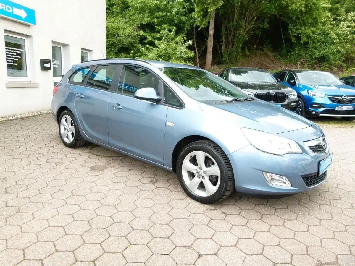 Gebraucht Opel Astra 101 PS (74 kW) 2011 Blau Kombi