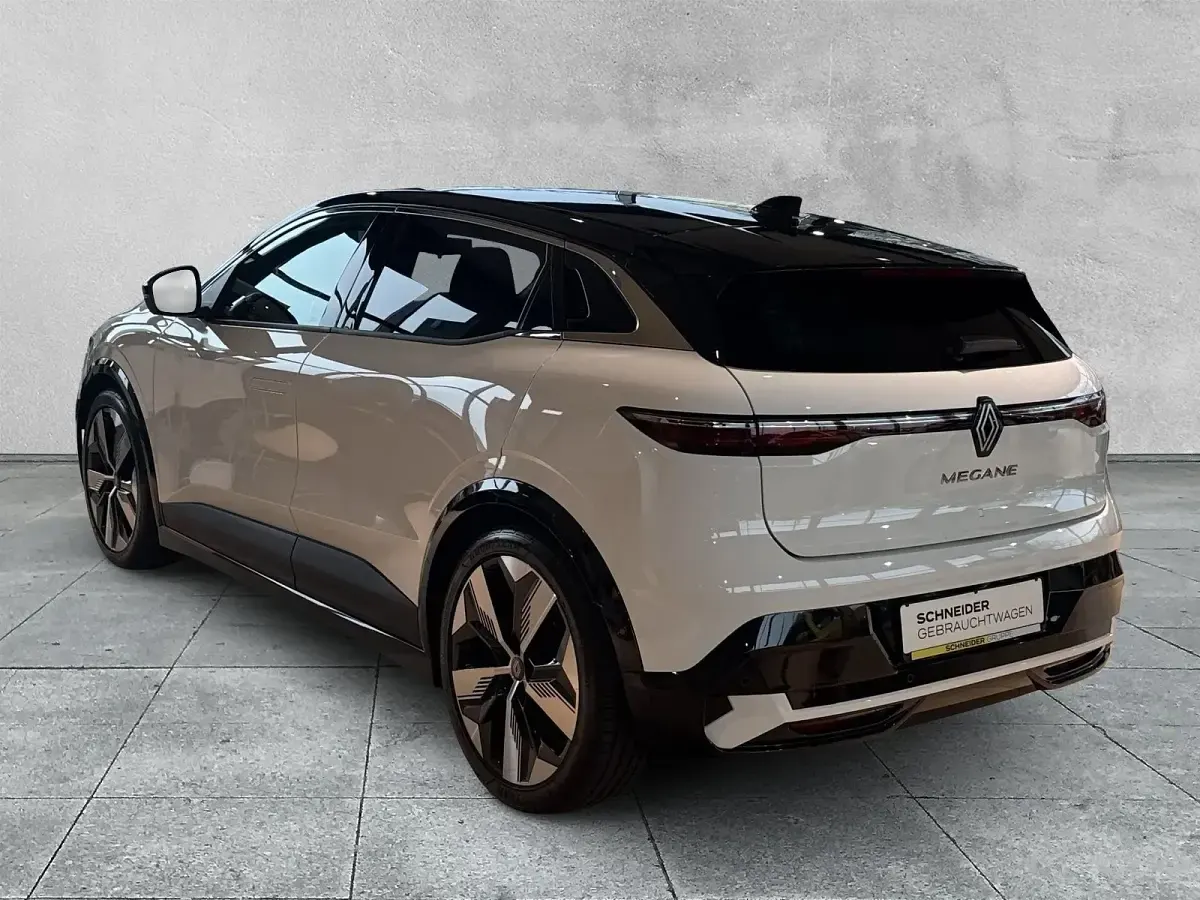 Używany Renault Megane E-Tech Techno 96 kW (131 KM) 2022 Biały Sedan/Limuzyna