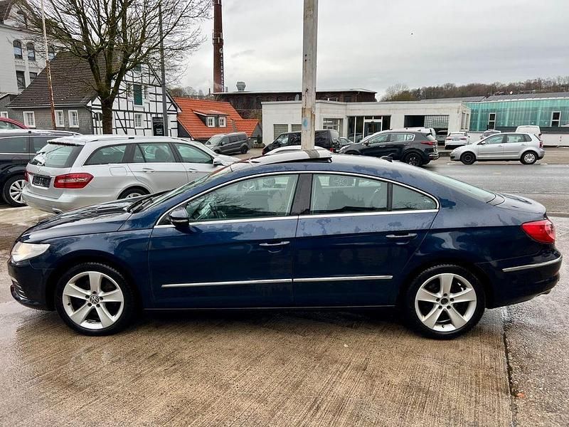 Gebraucht VW Passat Basis 140 PS (102 kW) 2011 Blau Limousine