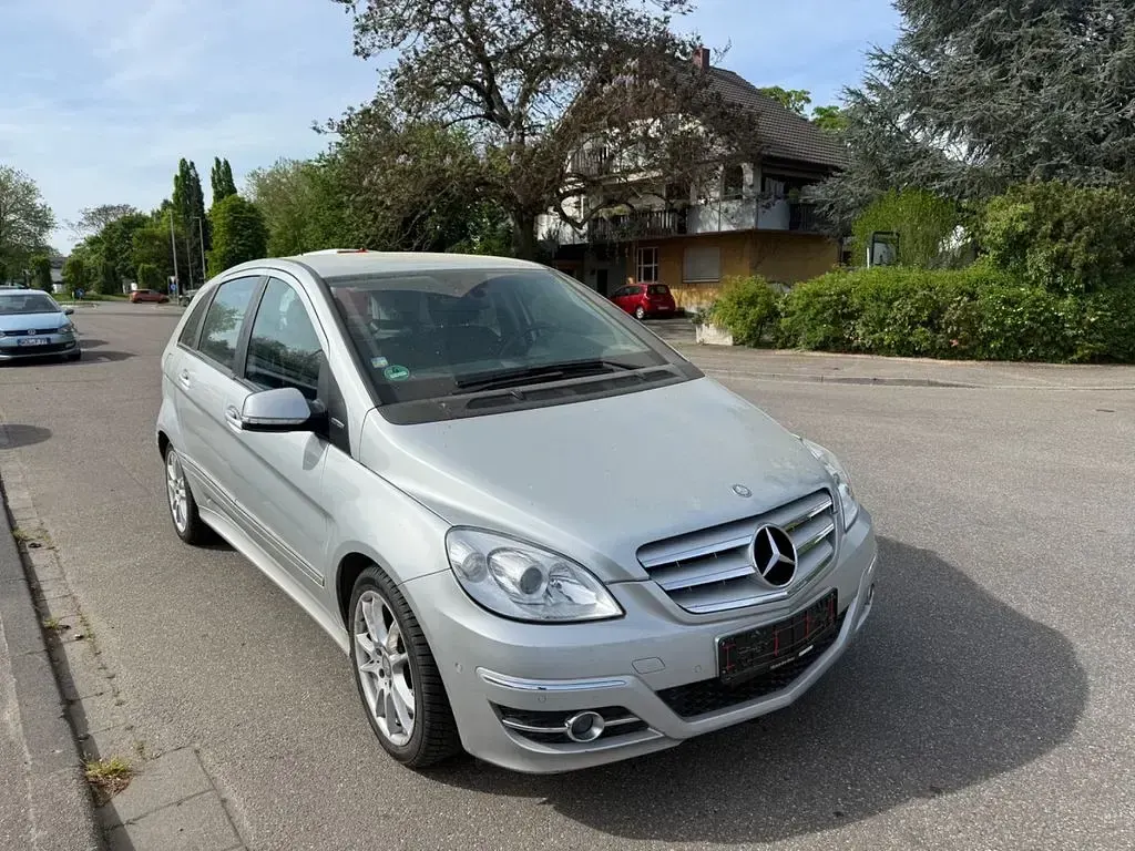 Gebraucht Mercedes B180 116 PS (85 kW) 2011 Silber Van / Kleinbus