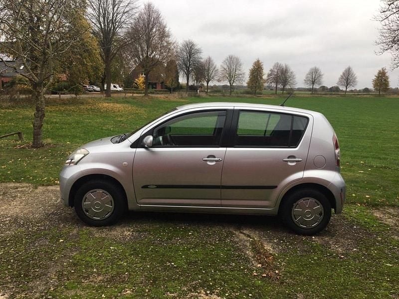 Silber Gebraucht 2007 Daihatsu Sirion Kleinwagen | 3.600 € (Etwas zu teuer) - Bild 1/4