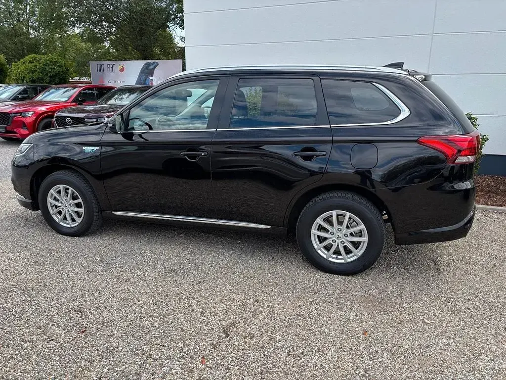 Gebraucht Mitsubishi Outlander P-HEV Plus 121 PS (88 kW) 2017 Schwarz SUV