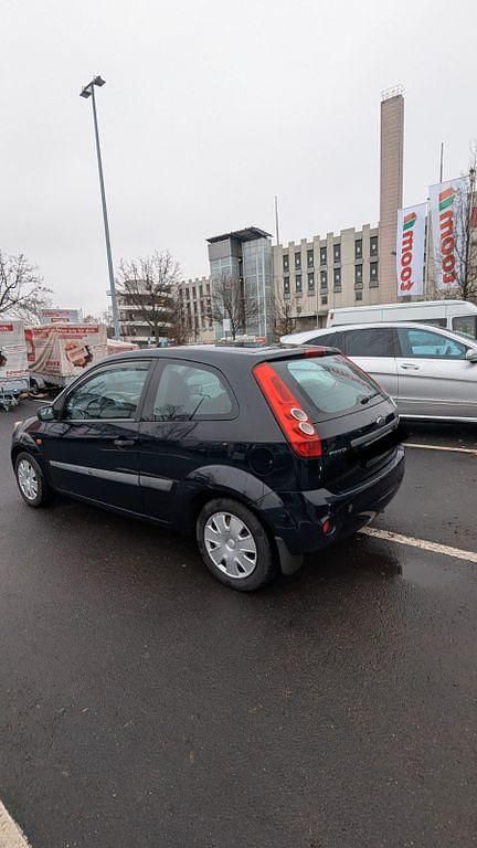 Gebraucht Ford Fiesta 95 PS (69 kW) 2007 Blau Kleinwagen