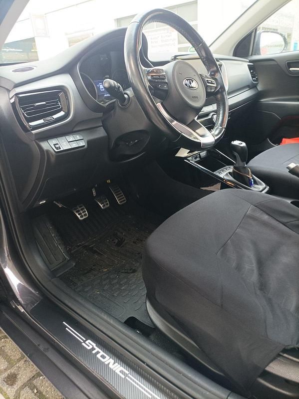 Violet Gebraucht 2020 Kia Stonic Platinum SUV | 16.500 € - Bild 1/4