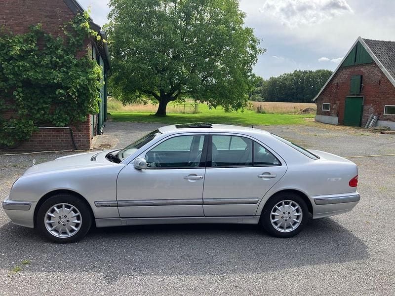 Silber Gebraucht 2001 Mercedes E240 Elegance Limousine | 4.400 € (Fairer Preis) - Bild 1/4