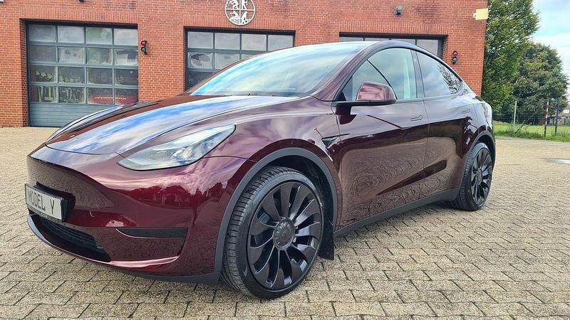 Midnight cherry red Gebraucht 2024 Tesla Model Y Standard Range SUV | 41.498 € - Bild 1/4