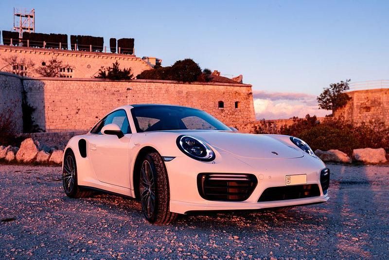 Weiß Gebraucht 2017 Porsche 911 Turbo Coupé | 149.500 € (Fairer Preis) - Bild 1/4