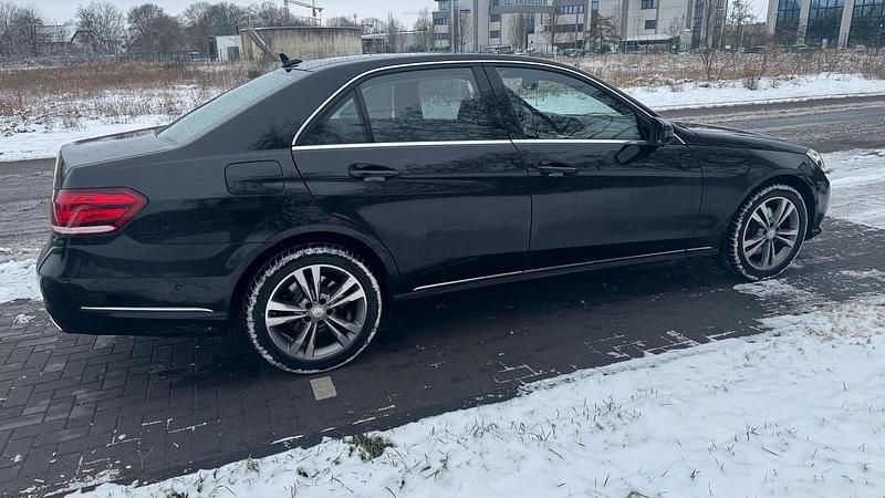 Gebraucht Mercedes E220 Avantgarde 170 PS (125 kW) 2015 Schwarz Limousine