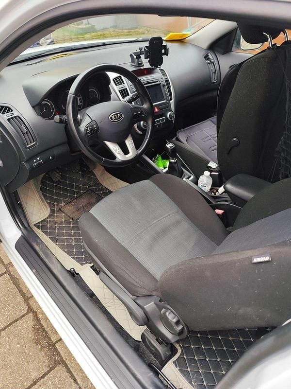 Gebraucht Kia Ceed 125 PS (91 kW) 2012 Weiß Kleinwagen