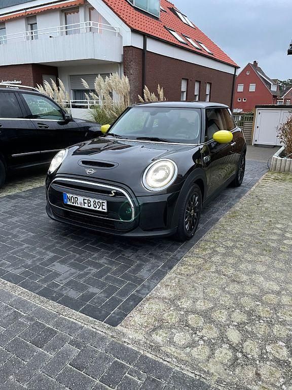 Schwarz Gebraucht 2021 Mini Cooper SE Classic Kleinwagen | 18.699 € (Etwas zu teuer) - Bild 1/1