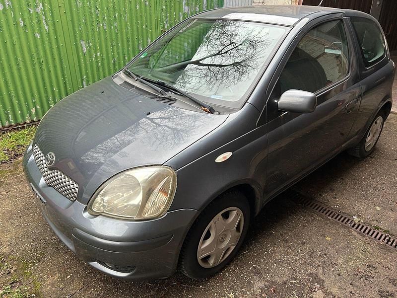 Grau Gebraucht 2005 Toyota Yaris Limousine | 890 € (Guter Preis) - Bild 1/4