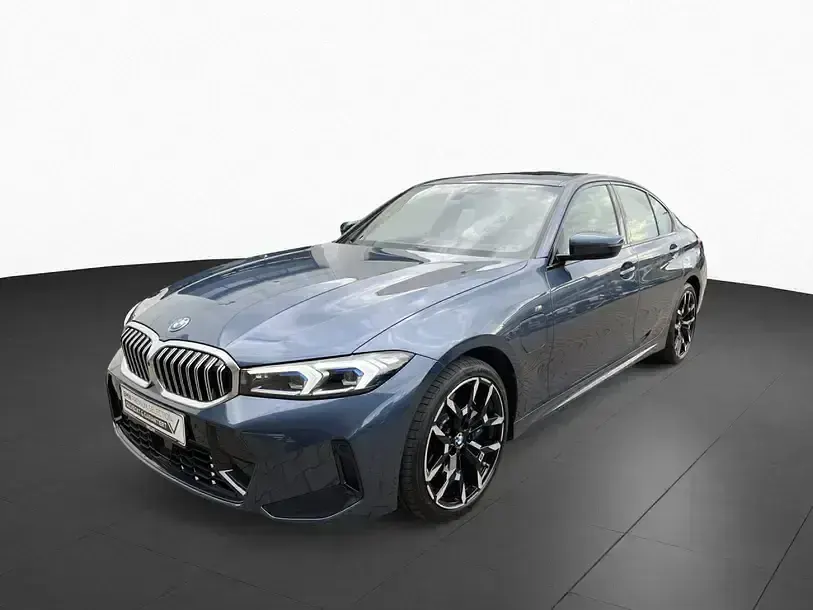 Gebraucht BMW 330e Shadowline 292 PS (214 kW) 2025 Arctic race blue (blau) Kombi