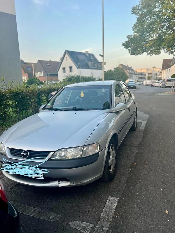Grau Gebraucht 1999 Opel Vectra Limousine | 1.200 € (Guter Preis) - Bild 1/4