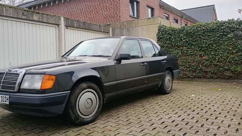 Schwarz Gebraucht 1987 Mercedes E230 Limousine | 3.500 € - Bild 1/4