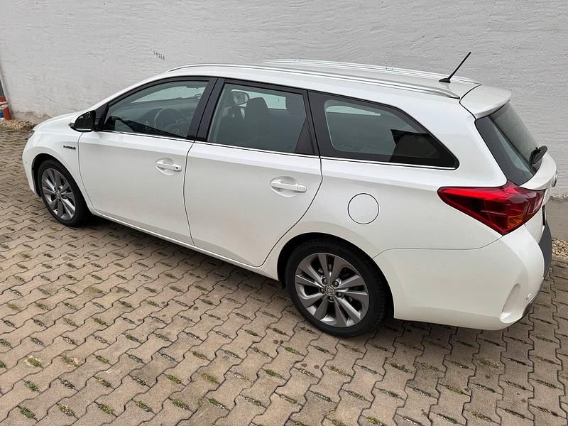 Gebraucht Toyota Auris Hybrid Life+ 136 PS (100 kW) 2013 Weiß Kombi