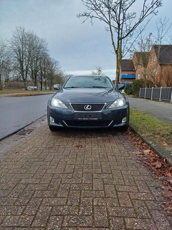 Grau Gebraucht 2008 Lexus IS220 Sport Line Limousine | 3.299 € - Bild 1/4