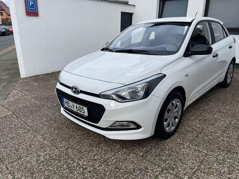 Weiß Gebraucht 2018 Hyundai i20 Limousine | 6.990 € (Guter Preis) - Bild 1/4