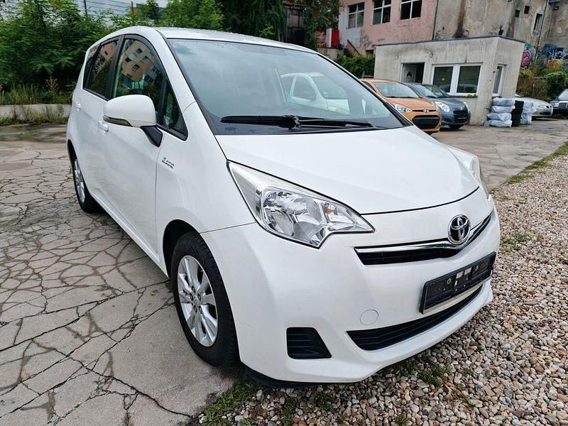 Gebraucht Toyota Verso-S Life 99 PS (72 kW) 2011 Weiß Van / Kleinbus