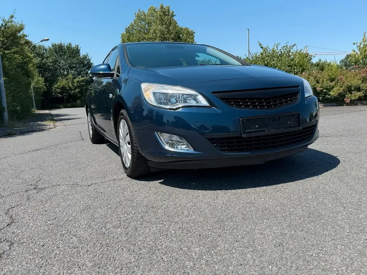 Gebraucht Opel Astra 115 PS (84 kW) 2011 Blau Limousine