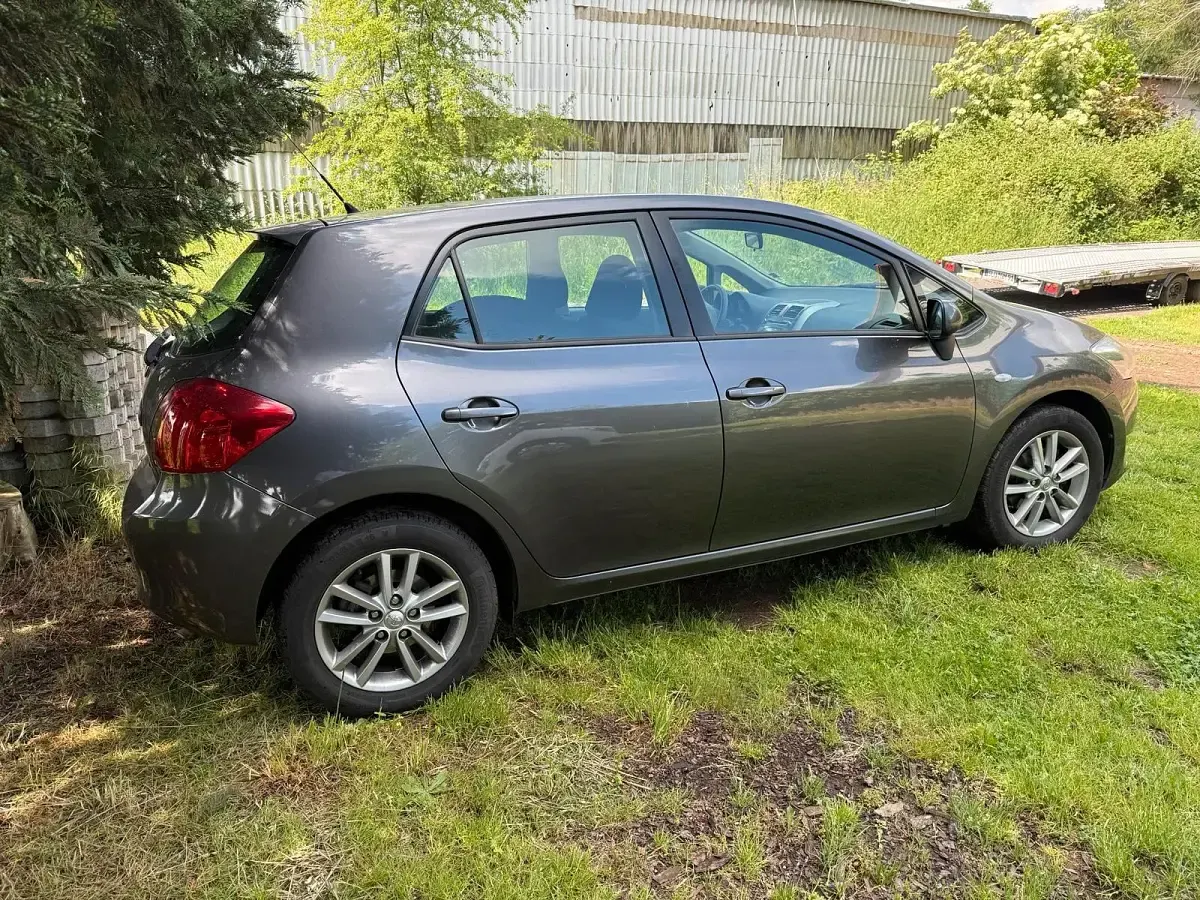 Gebraucht Toyota Auris 90 PS (66 kW) 2009 Grau Kleinwagen