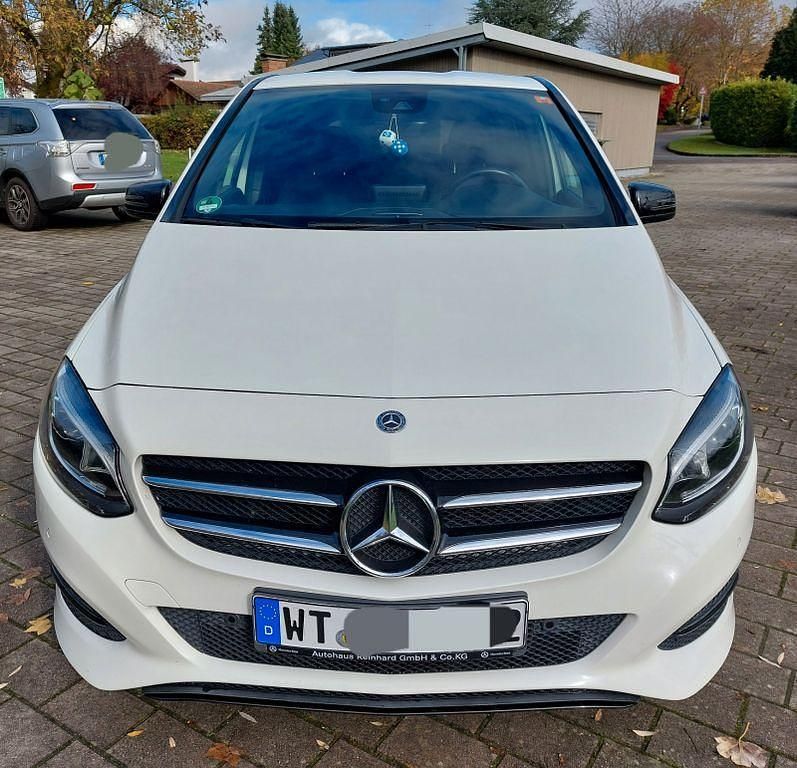 Weiß Gebraucht 2018 Mercedes B180 Van / Kleinbus | 15.699 € (Guter Preis) - Bild 1/4