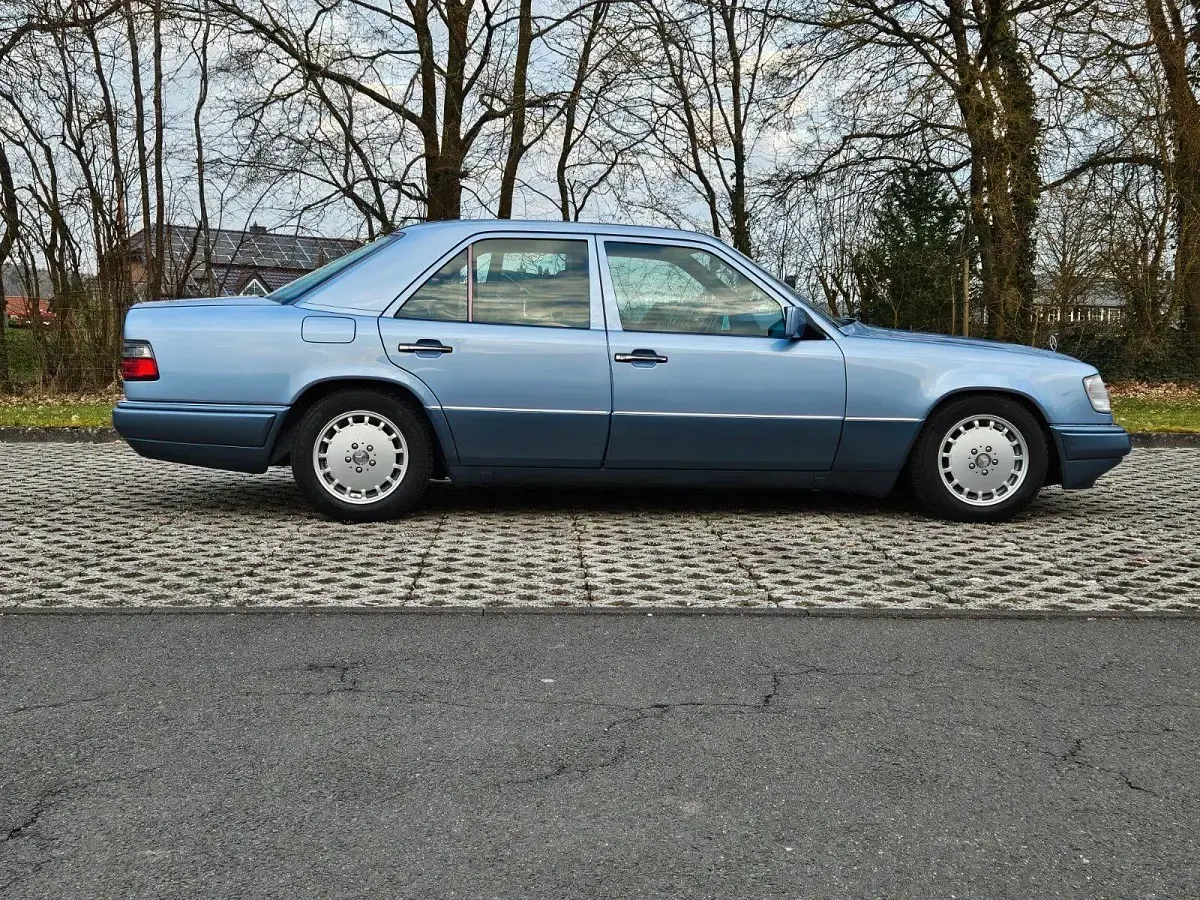 Gebraucht Mercedes E220 150 PS (110 kW) 1993 Blau Limousine