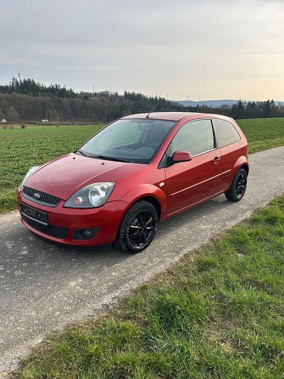 Gebraucht Ford Fiesta Ambiente 80 PS (58 kW) 2008 Rot Kleinwagen