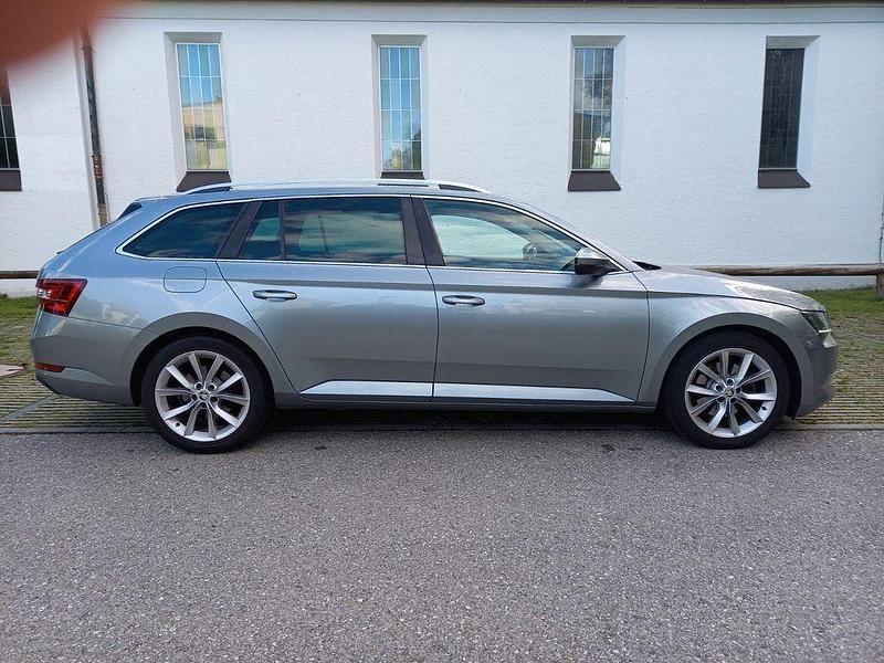 Grau Gebraucht 2016 Skoda Superb Style Limousine | 15.990 € (Guter Preis) - Bild 1/3