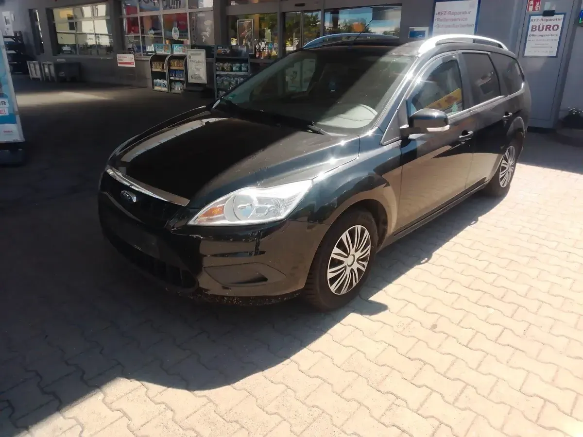 Gebraucht Ford Focus 101 PS (74 kW) 2010 Schwarz Kombi