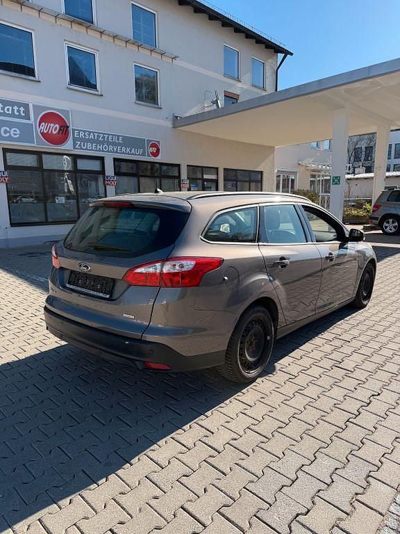 Używany Ford Focus SYNC Edition 125 KM (91 kW) 2014 Brązowy Sedan/Limuzyna