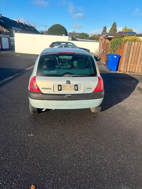 Gebraucht Renault Clio II 60 PS (44 kW) 2000 Silber Kleinwagen