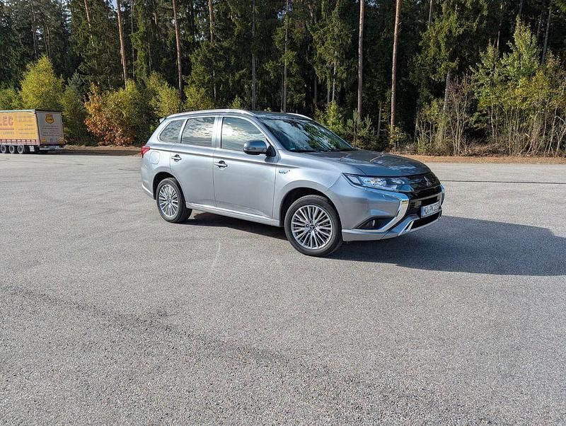 Grau Gebraucht 2021 Mitsubishi Outlander P-HEV Basis SUV | 21.000 € (Guter Preis) - Bild 1/4