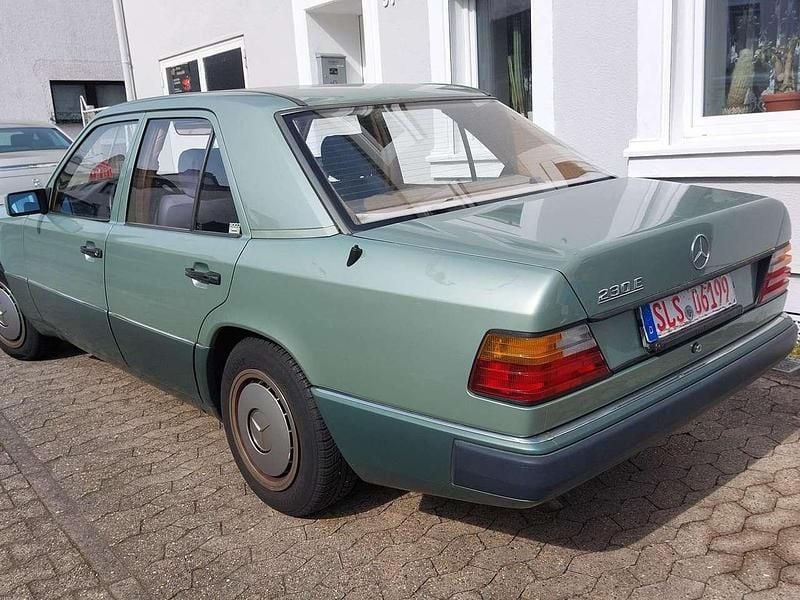 Gebraucht Mercedes E230 132 PS (97 kW) 1990 Grün Limousine