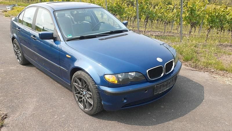 Blau Gebraucht 2002 BMW 316 Limousine | 2.300 € - Bild 1/4