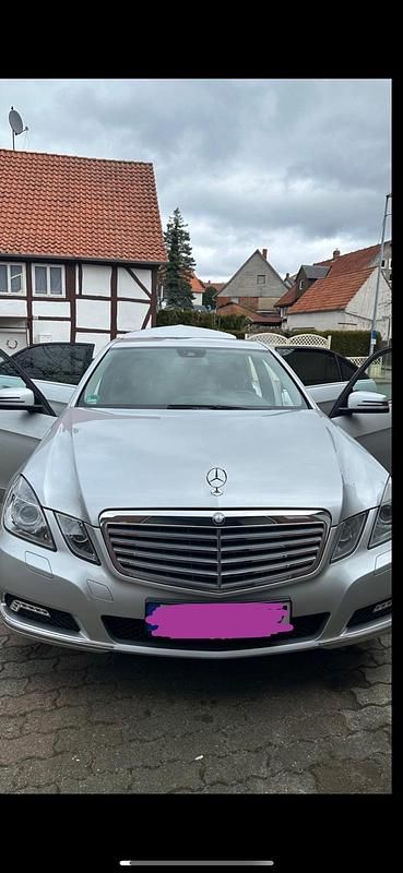 Silber Gebraucht 2009 Mercedes E220 Limousine | 5.600 € (Guter Preis) - Bild 1/4